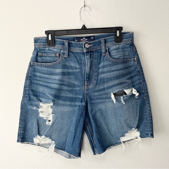 HOLLISTER- High Rise Relaxed Distressed Blue Denim Shorts Size 7 w28 - Picture 1 of 3